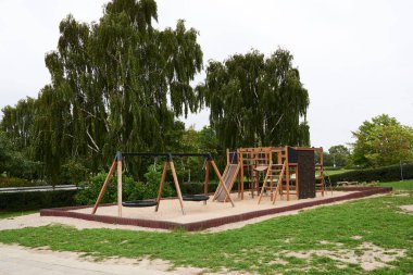 Doğada modern bir okul oyun alanı.