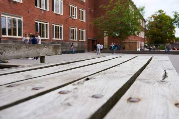 Une Table Bois Coin Salon Dans Une Cour École — Photo