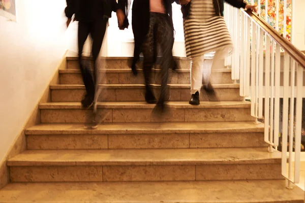 Tres Estudiantes Bajando Las Escaleras — Foto de Stock
