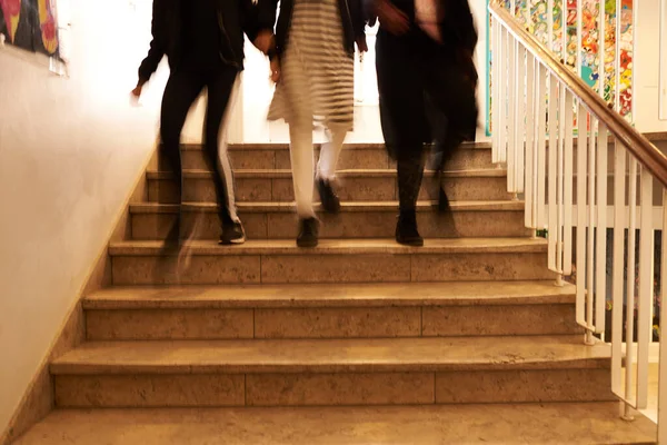Tres Niñas Caminando Por Las Escaleras Escuela — Foto de Stock