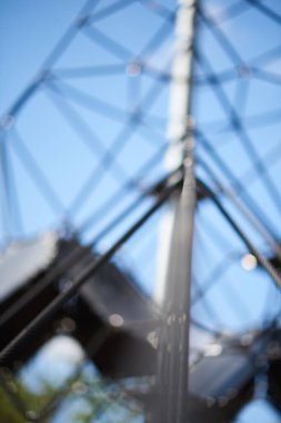 Güneşli bir günde, bulanık bir kuleye yakın çekim