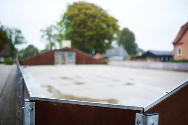 Liten Fotbollsarena Skolgård Regnig Dag — Stockfoto