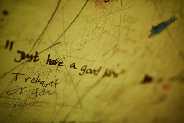 Escribir Una Pared Amarilla Baño Escolar — Foto de Stock