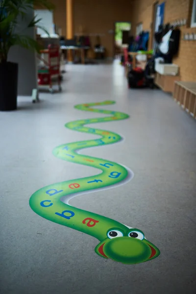 Divertente Serpente Verde Con Alfabeto Bambini — Foto Stock