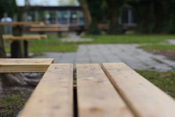 Gros Plan Banc Sale Humide Dans Une Cour École — Photo