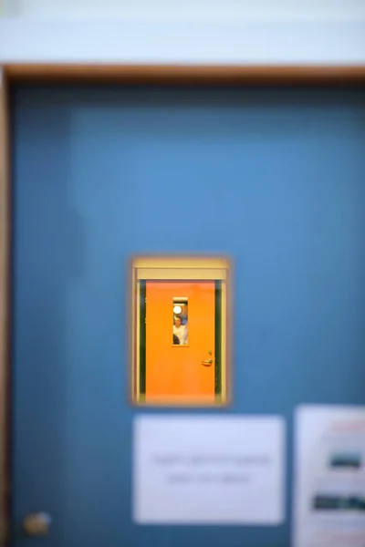 Маленькое Окно Голубой Двери Школе — стоковое фото