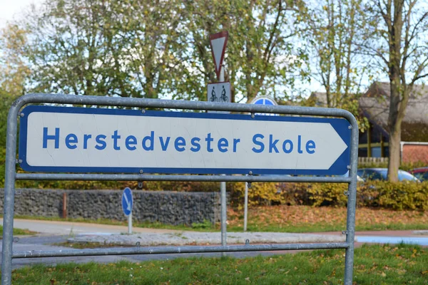 Een Blauw Straatbord Dat Informatie Geeft Aan Een Deense School — Stockfoto