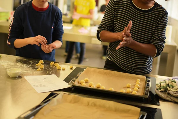 Børn Bagning Cookies Skolen Hjem Klasse Royaltyfrie stock-billeder