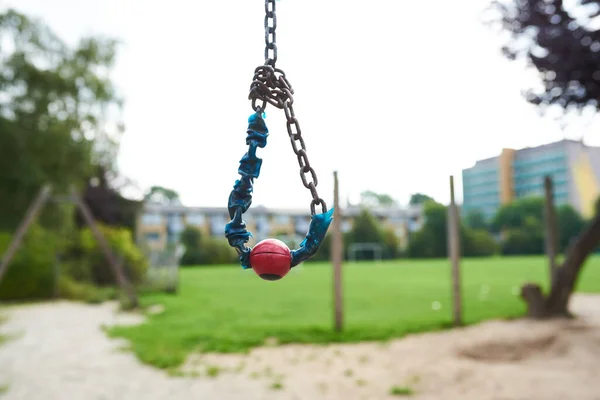 Gros Plan Une Petite Balançoire Câble Dans Une Aire Jeux — Photo