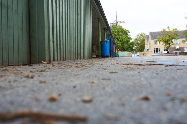 Close Van Een Vuil Betonnen Terrein Een School — Stockfoto