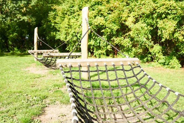 Grote Touw Hangmat Opknoping Palen Een Achtertuin — Stockfoto