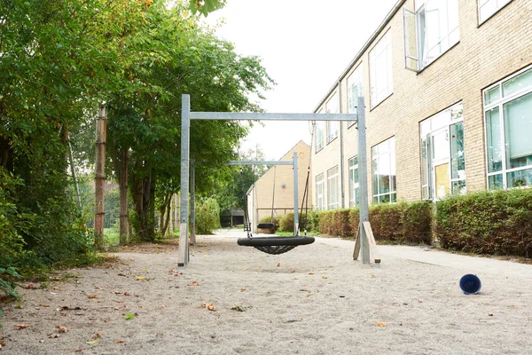 Oyun parkında büyük siyah bir salıncak