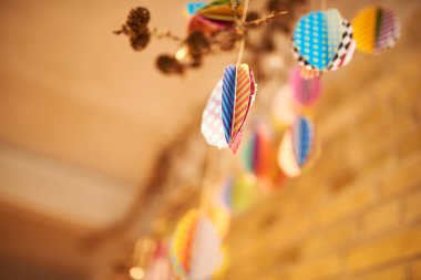 Okuldaki öğrencilerin yaptığı sanat eserlerine yakın çekim