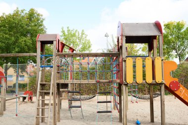 Kumda çocuklar için küçük bir oyun alanı