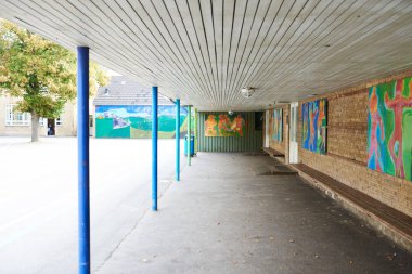 Okul bahçesindeki çocuklar için küçük bir oturma alanı