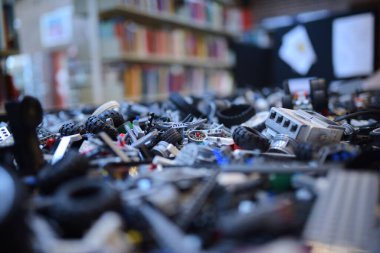 Okuldaki bir kütüphanede yığınla oyuncak var.