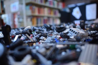 Okuldaki bir kütüphanede yığınla oyuncak var.