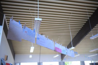 Sınıfta asılı öğrencilerin çizimleri.