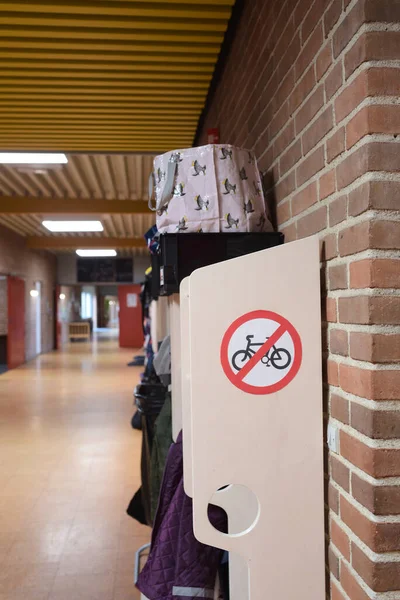 Ingen Cykel Tegn Studerende Frakke Rack - Stock-foto