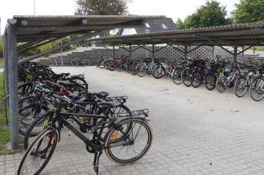 Öğrenciler için bir bisiklet park yeri