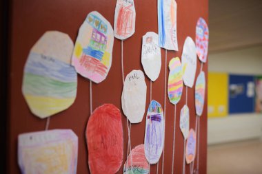 Okuldaki genç öğrencilerin isim etiketleri.