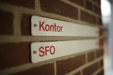 Okul binasındaki bir ofise imza atın.