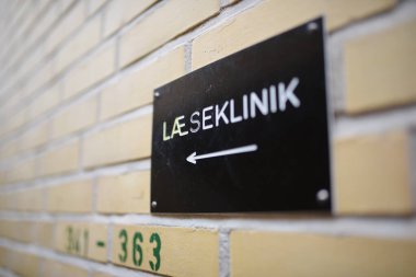 Okul binasındaki okuma odasına imza atın.