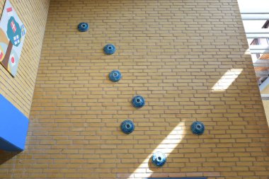 Okulda duvarda asılı soyut sanat eserleri