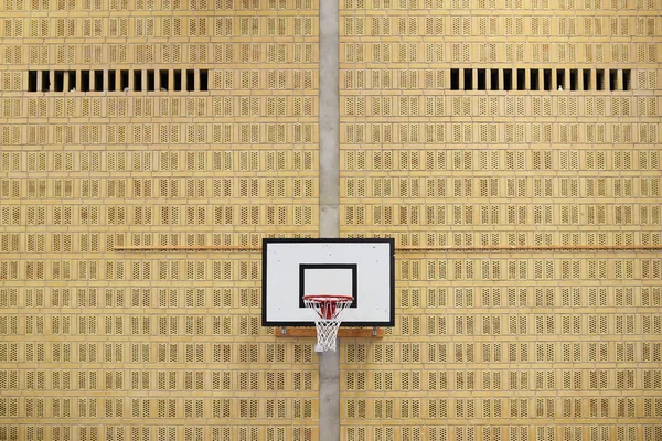 Baloncesto Aro Colgando Exterior Del Edificio Escuela —  Fotos de Stock