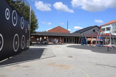 Beton bahçeli boş okul bahçesi