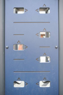 Geometrik desenli komik bir kurulum