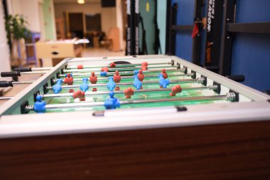 Okul koridorunda kırmızı ve mavi langırt masası