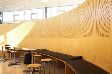 Öğrencilerin ödevlerini yapmaları için çalışma alanı