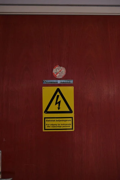 Señal Advertencia Amarilla Sobre Electricidad Puerta — Foto de Stock