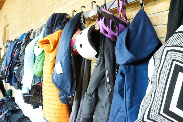 Garderobe Rack Med Børn Tøj Skolen Stock-foto