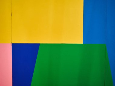 Sarı, mavi ve yeşil renkli duvar sanatı.