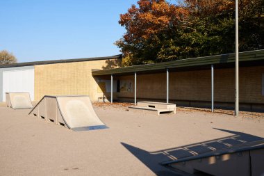 Okul bahçesinde küçük bir kaykaycı rampası