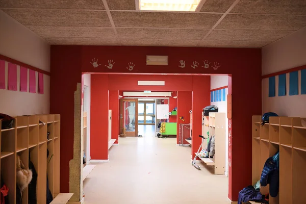 Hallway School Kindergarten Red Walls Doors - Stock-foto