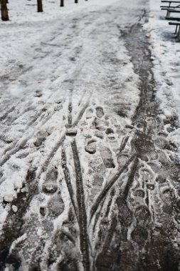 Yollara ve kaldırımlara kar yağıyor.