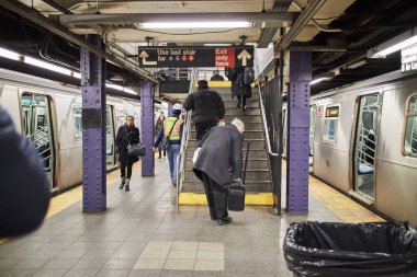 New York 'taki tren istasyonunda işe gidip gelen insanlar var.