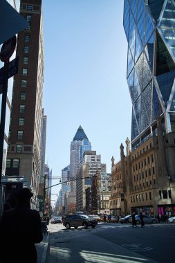 Yazın New York şehir merkezindeki binalar