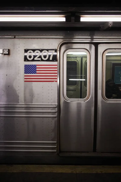 New York Tunnelbanestation Stål Tåg — Stockfoto