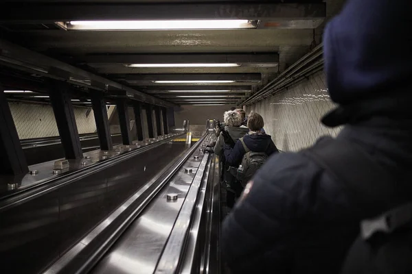 New York Tunnelbana Rulltrappa Människor Går Ner — Stockfoto