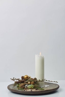 Kapalı alan için modern ve minimalist bir mum dekorasyonu.