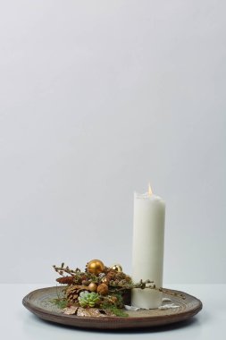 Modern ve minimalist bir mum dekorasyonu.