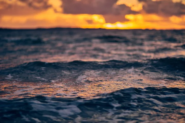海の波が夕日が水面を襲い — ストック写真