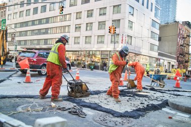 New York 'taki yolda inşaat işçileri