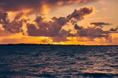 Güzel, sarı bir gün batımı