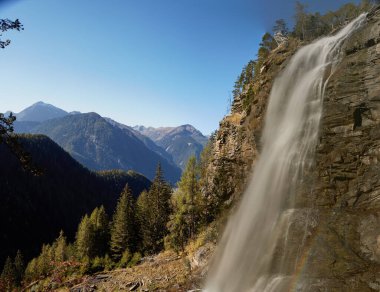 Dağlarda inanılmaz bir şelale manzarası