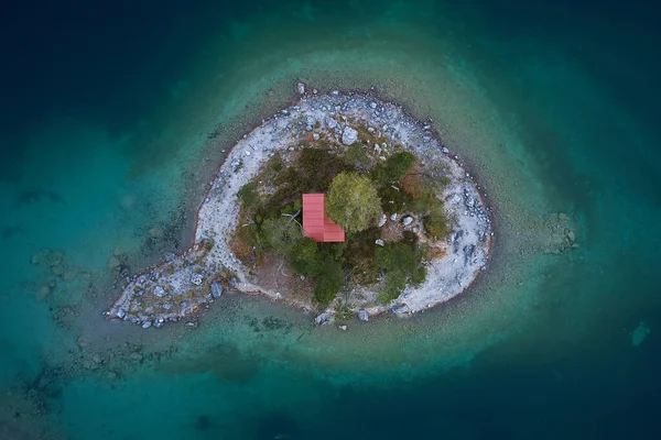 Malý Červený Domek Ostrově Jezeře — Stock fotografie
